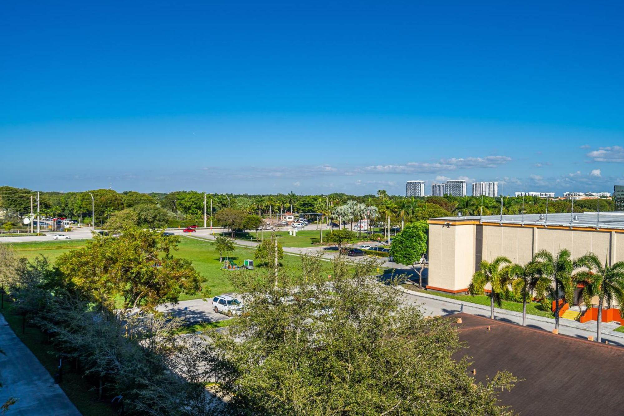 Amazing 2 Bedroom Unit In Doral Miami With Free Parking Hialeah Gardens Extérieur photo